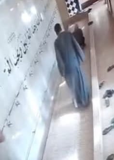 مشهد مؤسف.. شاب يعتدي على مسن داخل مسجد بسبب خلاف على أذان الفجر بالغربية