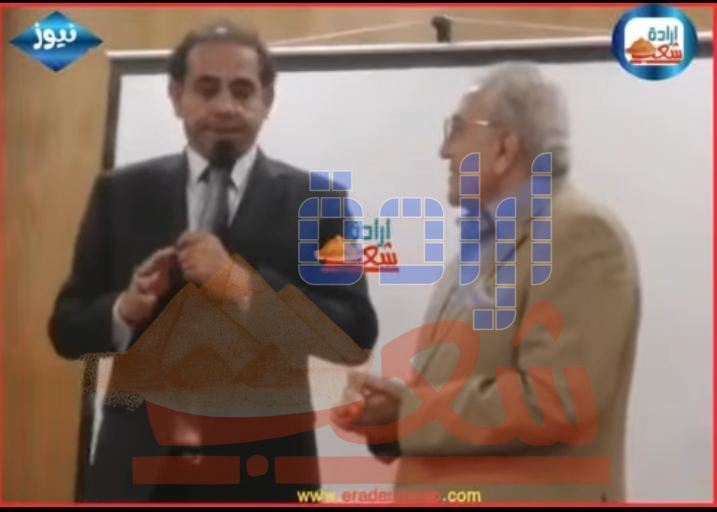 يحدث الآن .. د. شريف صالح- رئيس جامعة بورسعيد يهدي درع الجامعة للفنان القدير عبد الرحيم حسن