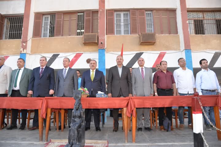 محافظ أسيوط يشارك طلاب ” ناصر الثانوية العسكرية ” فعاليات الإذاعة الموحدة بعدة لغات احتفالًا باقتراب افتتاح المتحف المصري الكبير