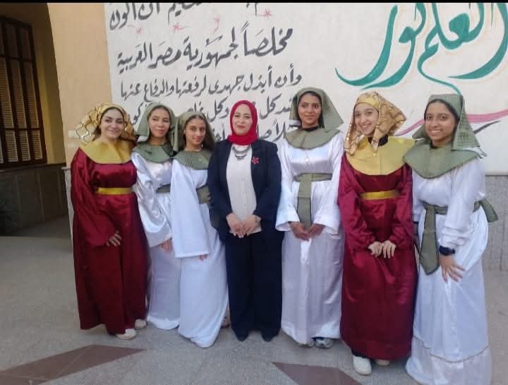 مدير تعليم أسيوط يشارك طالبات الامل للصم كلمة الإذاعة بلغة الاشارة عن المتحف المصرى الكبير