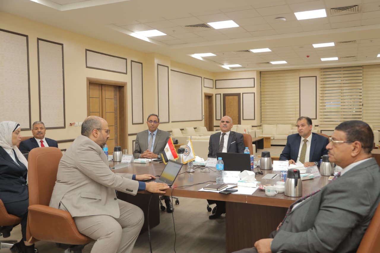 لمتابعة سير العملية التعليمية….محافظ قنا يشارك في اجتماع مجلس أمناء جامعة جنوب الوادي الأهلية .
