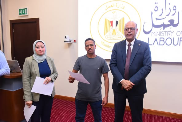 وزير العمل يُسلم عقود عمل للمتقدمين على فرص عمل في مجال الزراعة بالأردن