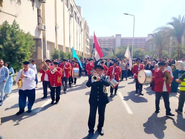 الموسيقى النحاسية بغزل المحلة تعزف أنغام الفرح في حفل تخرج كلية التمريض جامعة طنطا