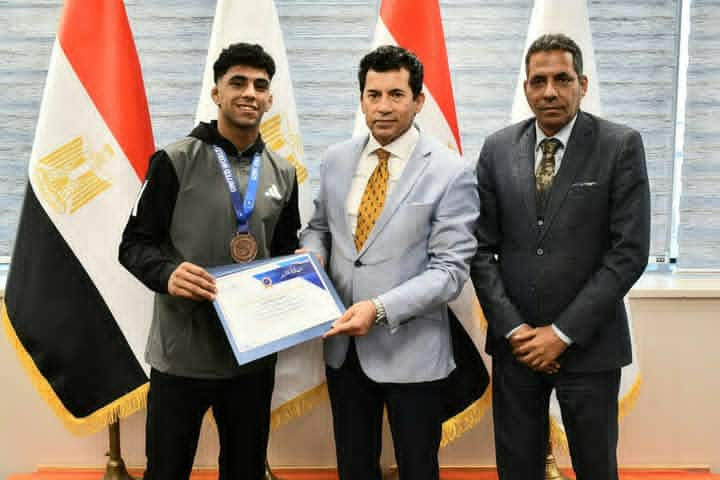 بعد إنجازهم التاريخى وزير الرياضة يكرم لاعبى منتخب المصارعة بعد وزير الرياضة يكرم لاعبى منتخب المصارعة تحت ٢٣ سنة