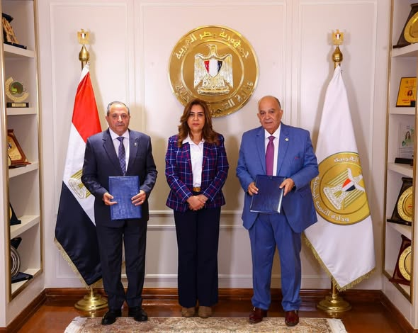 محافظ بورسعيد وعد فأوفى….وزيرة التنمية المحلية تشهد توقيع عقد تقديم خدمات الجمع ونظافة الشوارع بأحياء محافظة بورسعيد بين المحافظة وشركة نهضة مصر للخدمات البيئية الحديثة