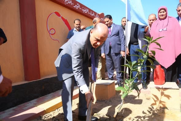ضمن المبادرة الرئاسية 100 مليون شجرة محافظ كفرالشيخ يزرع شجرة بمصيف بلطيم