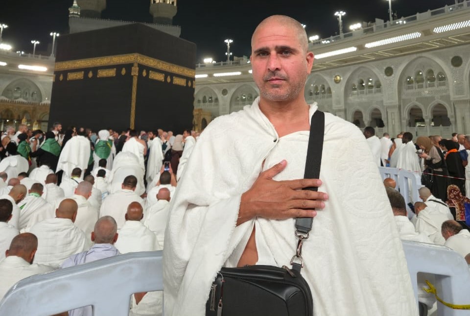 من أمام الكعبة المشرفة.. رائد الأعمال عمرو فهمي يدعو لمصر وشعبها ويهنئهم بافتتاح المتحف المصري الكبير