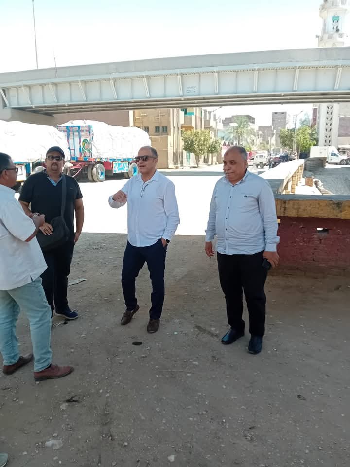 محافظ أسيوط: الانتهاء من أعمال الطبقة الأسفلتية لطريق درنكة – محور الهضبة بطول 3 كيلومترات ضمن الخطة الاستثمارية للمحافظة