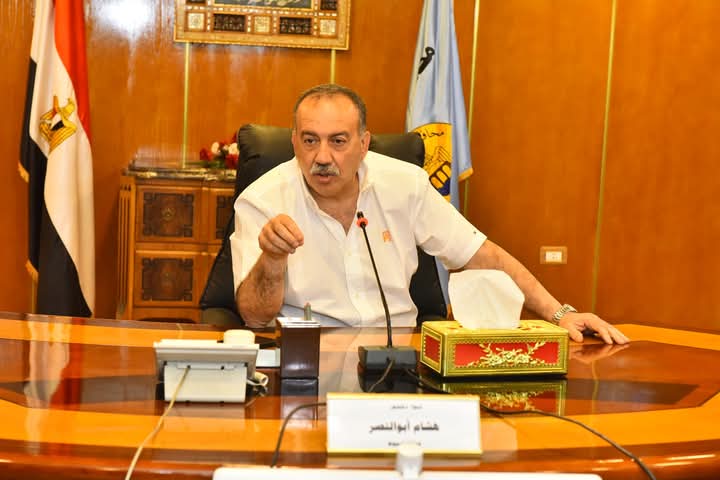 محافظ أسيوط يعقد اجتماعا مع مسئولي الجمعيات الأهلية لبحث تطوير منظومة النظافة