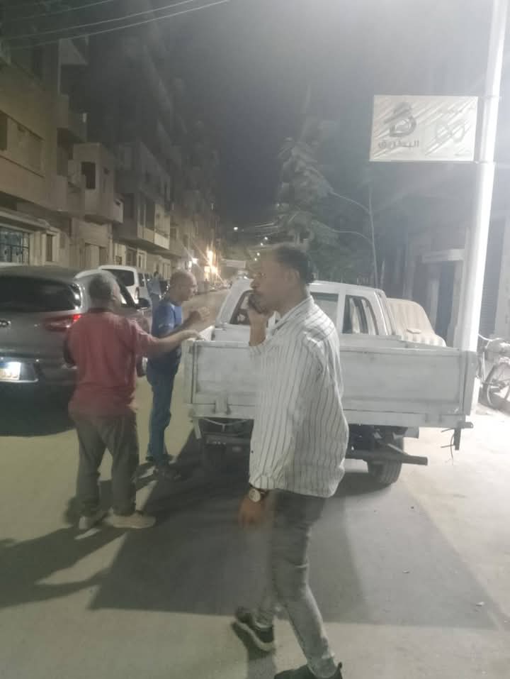 حرصًا على سلامة المواطنين وتيسير للحركة المرورية بالشارع العام حملات مكبرة لإزالة الإشغالات بشوارع حي شرق اسيوط
