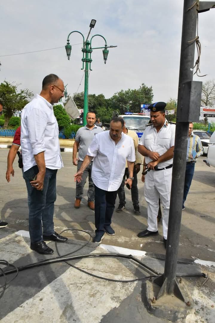 محافظ أسيوط يتفقد ميداني الساعة والحرب والسلام ويوجه بإعادة تخطيط المحاور المرورية