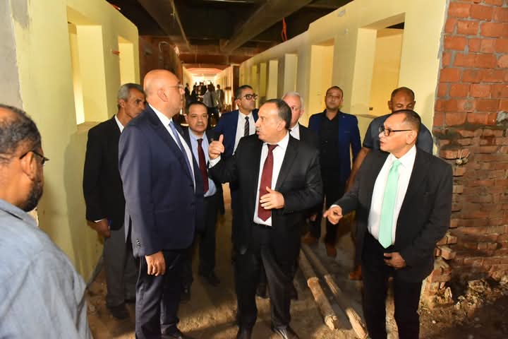 محافظ أسيوط ورئيس جهاز تنفيذ المشروعات يتفقدان إنشاء المعرض الدائم وتطوير مركز الحرف التراثية دعمًا للاقتصاد المحلي وتمكيناً للأسر المنتجة