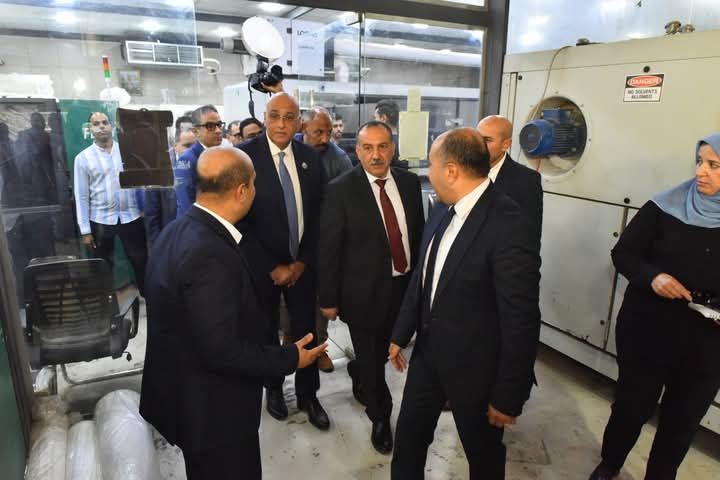 محافظ أسيوط ورئيس جهاز تنمية المشروعات يتفقدان المصانع الممولة من الجهاز بمنطقة الصفا الصناعية ببني غالب