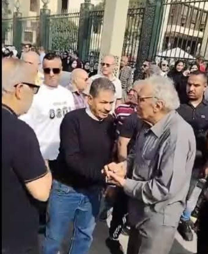 وداع مؤلم لزوجة الفنان حسن العدل في مسجد السيدة نفيسة