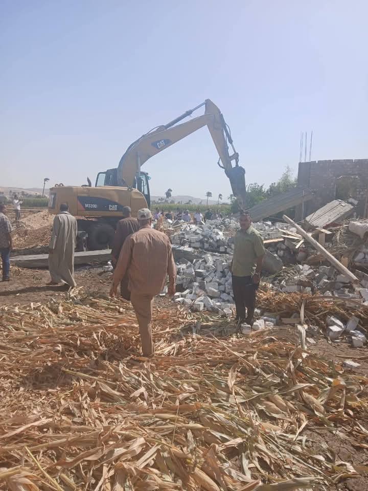 محافظ أسيوط: إزالة 24 حالة تعدي واسترداد 846 مترًا مربعًا من المباني و3 أفدنة أراضي زراعية