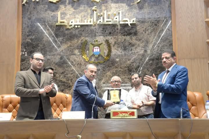 محافظ أسيوط يكرم أستاذ الهندسة حسن يونس تقديرًا لإسهاماته في تطوير ميادين ومحاور المدينة المرورية
