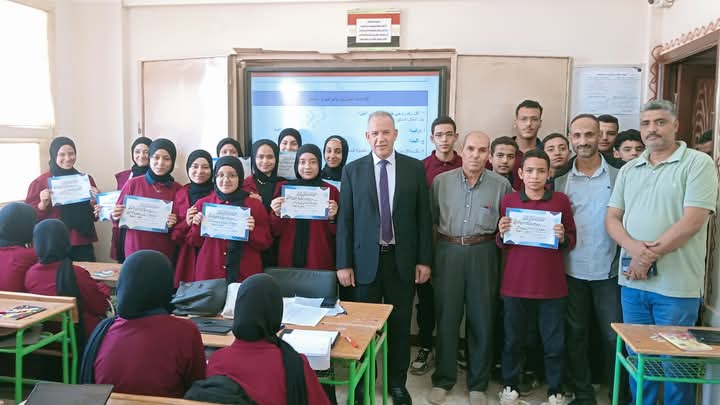 مدير تعليم أسيوط يتفقد مدارس بنى قرة بالقوصية ويكرم الطلاب المتميزين فى البرمجة والذكاء الاصطناعى بمنصة كيريو