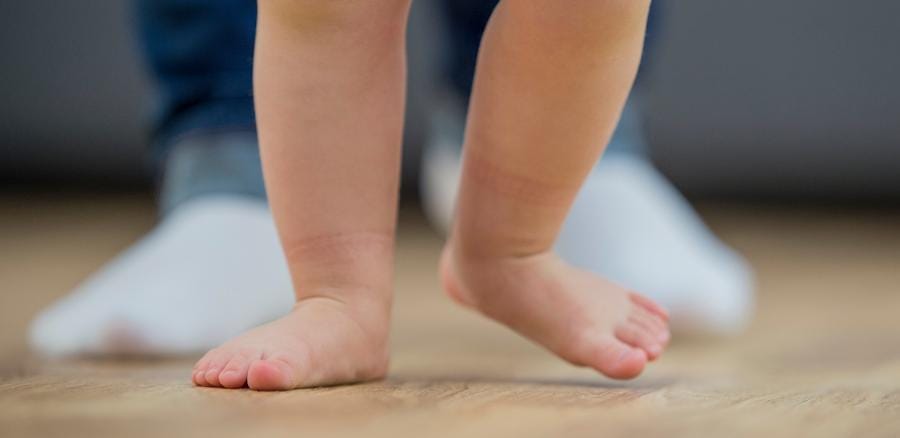 مصرع رضيع سقط من يد والدته أثناء مداعبته أعلى سطح منزل فى أسيوط