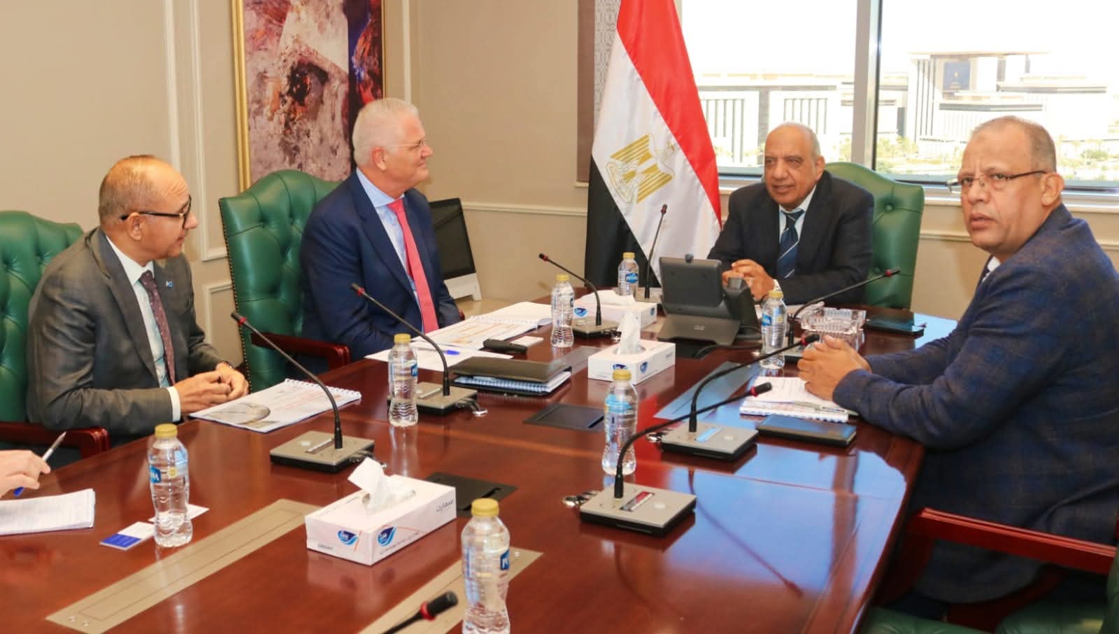 مشروع عملاق للطاقة المتجددة في سيناء.. الكهرباء تبحث إنشاء مجمّع يضم الشمس والهيدروجين الأخضر والضخ المائي