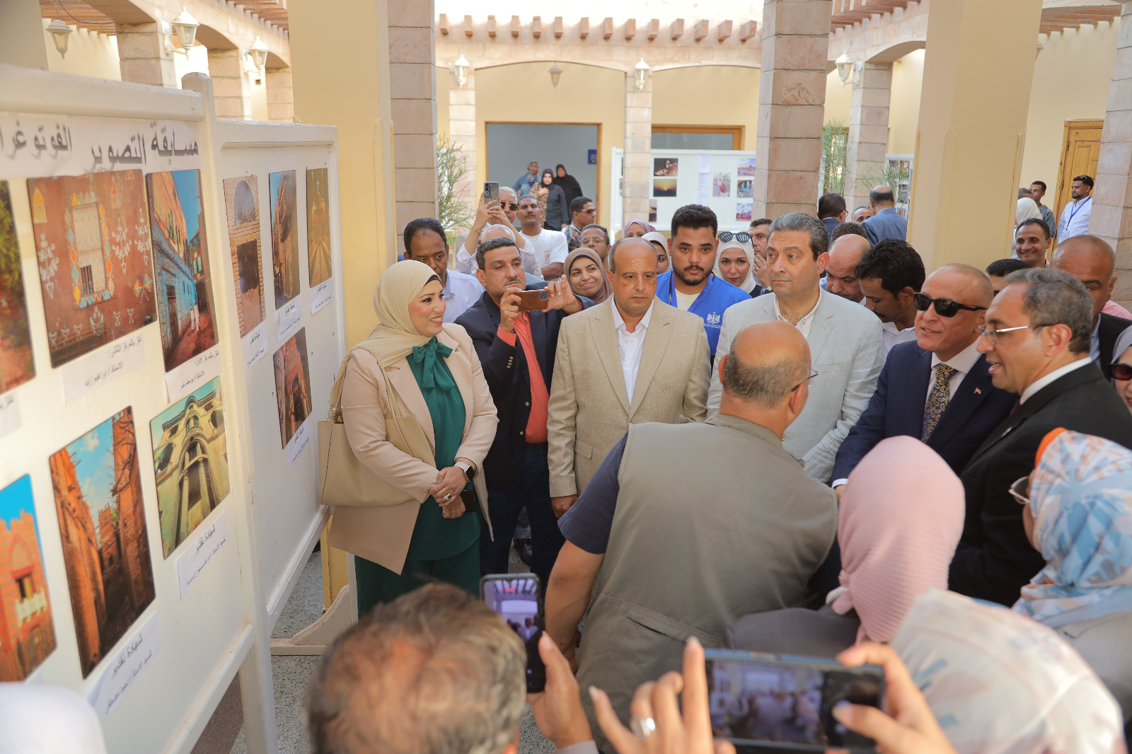 محافظ قنا يفتتح معرض الصور بمهرجان الفنون التراثية بمعبد دندرة.