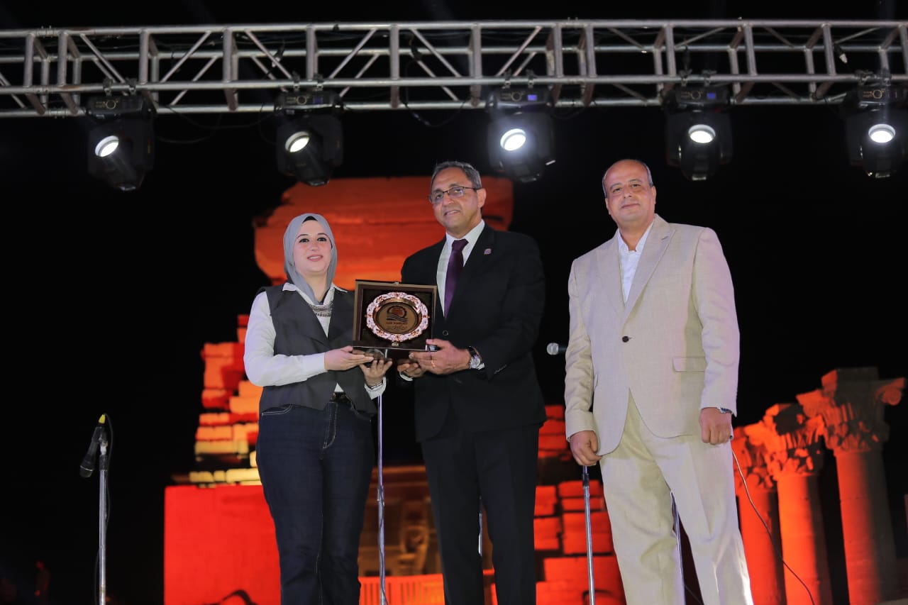 محافظ قنا يكرم رموز الفن والثقافة ضمن فعاليات مهرجان قنا للفنون والحرف التراثية.