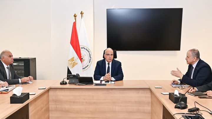 وزير الري يتابع إجراءات التعامل مع ارتفاع مناسيب مياه البحر نتيجة لتغير المناخ أمام مصبات المصارف الزراعية عند البحر المتوسط
