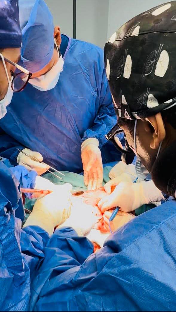 نجاح عملية نادرة لاستئصال ورم ضخم يزن 6 كجم من جدار الصدر بمستشفى السلام في بورسعيد