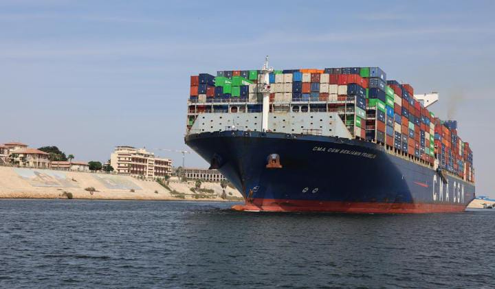 وحش الحاويات يعبر قناة السويس.. ومطار القاهرة يحلق في سماء النمو! مصر تُعيد رسم خريطة النقل في الشرق الأوسط