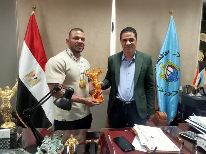 وكيل وزارة الشباب والرياضة بأسيوط يكرم البطل الدولي لكمال الاجسام سيد حسن الطوابي