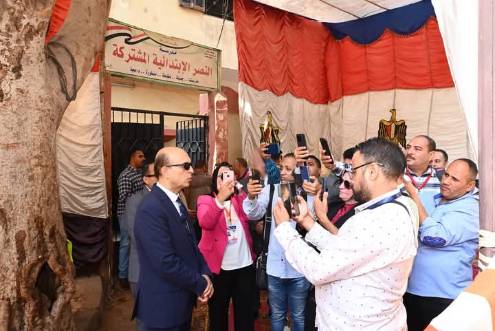 رئيس جامعة أسيوط يدلي بصوته في انتخابات مجلس النواب.. ويؤكد: المشاركة واجب وطني على كل مواطن حريص على مستقبل بلده