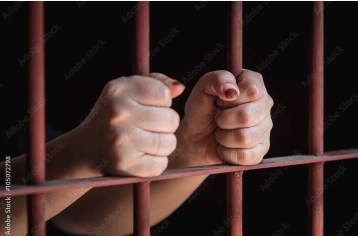 حبس مديرة مكتب بمديرية الإسكان بالقاهرة ومقاولين بتهمة تلقي رشوة