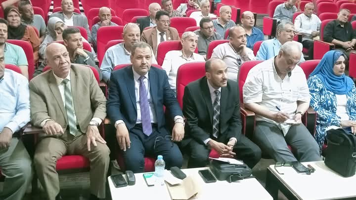 مدير تعليم أسيوط يلتقى مديرى الإدارات التعليمية وموجهى العموم لمتابعة تنفيذ لائحة الانضباط المدرسى والبرامج العلاجية للطلاب الضعاف