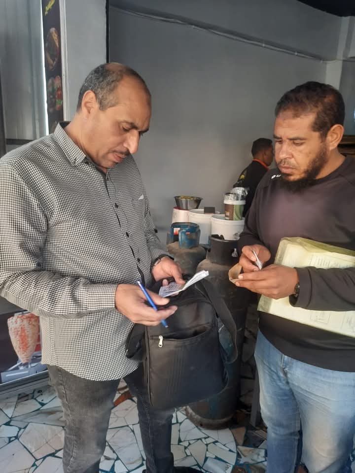 محافظ أسيوط: تكثيف الحملات على المطاعم والمولات التجارية لتطبيق قانون العمل الجديد وضمان سلامة العاملين