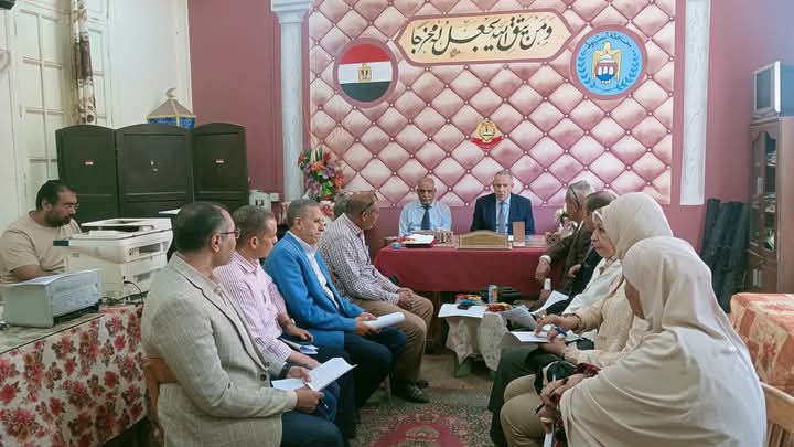 مدير تعليم أسيوط يلتقى مديرى التعليم الابتدائى بالادارات لمناقشة تطبيق لائحة الانضباط المدرسى والتحفيز التربوى