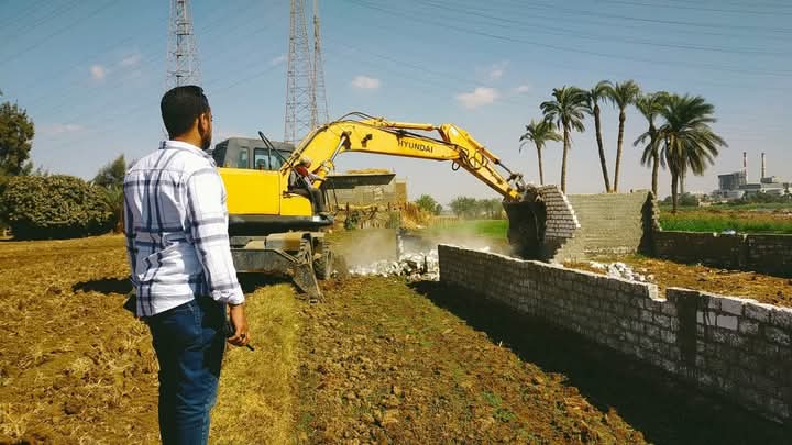 محافظ أسيوط: إزالة 21 حالة تعدي واسترداد 26 فدان ضمن المرحلة الثالثة من الموجة الـ27