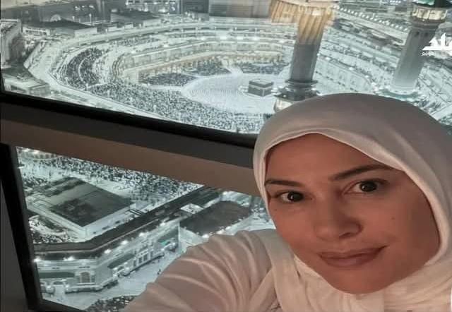 هند صبري تؤدي مناسك العمرة احتفالًا بعيد ميلادها