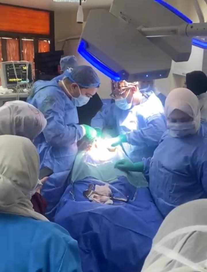 فريق طبي بجامعة أسيوط ينجح في إنقاذ حياة سيدة حامل مصابة بورم بالغده النخامية