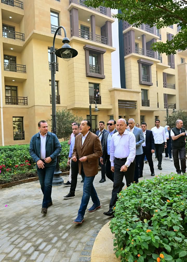 رئيس الوزراء يتفقد مشروع “روضة السيدة-2” للسكن البديل بمنطقة الطيبي بالسيدة زينب