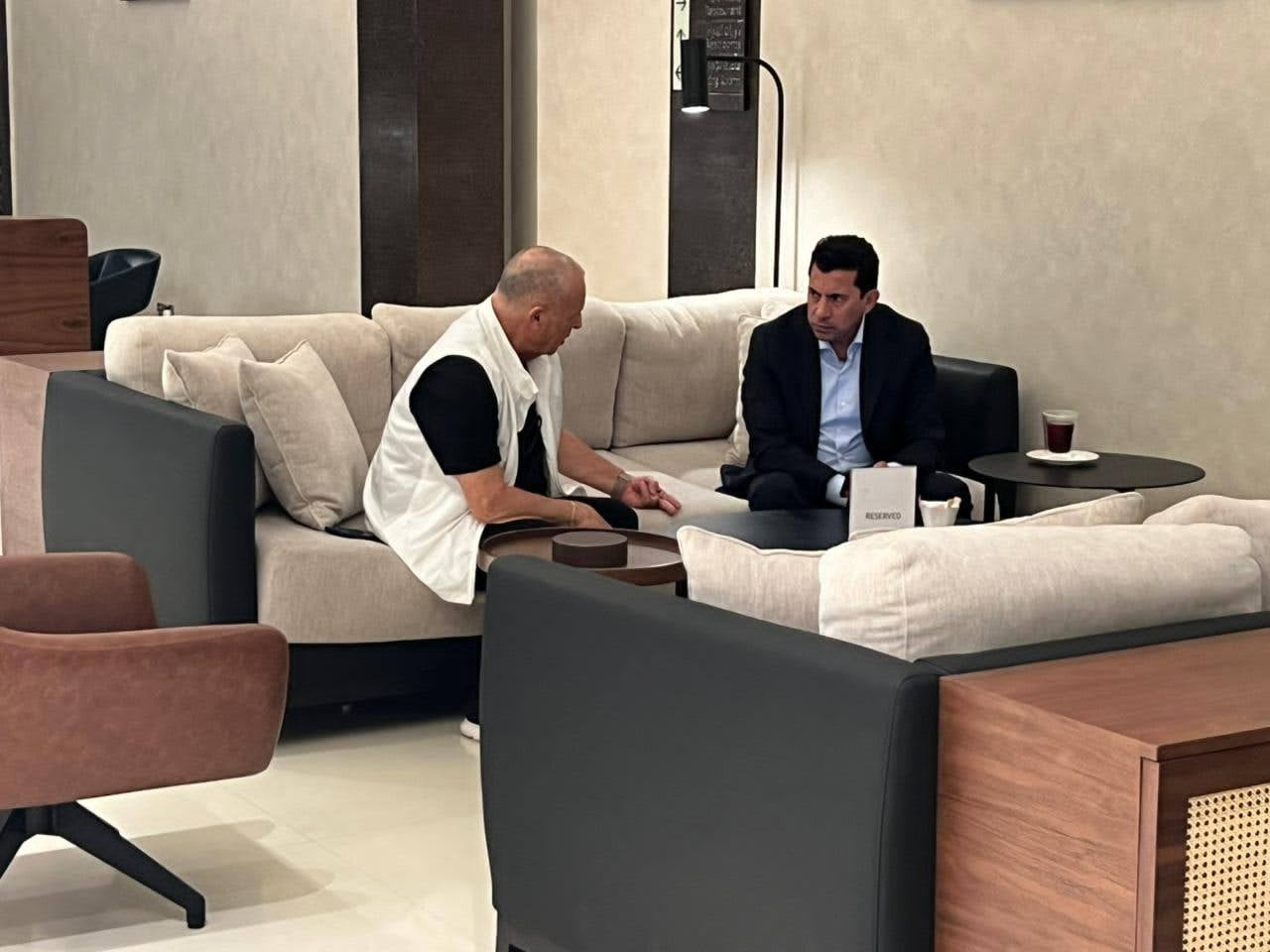 وزير الشباب والرياضة يزور منتخب مصر فى معسكر الإمارات إستعدادا لدورة ودية دولية