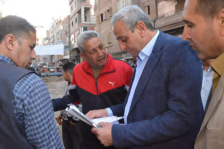 محافظ الغربية يسير على قدميه فى شوارع المحلة ويستجيب لشكاوى الأهالى ويطلق حملة نظافة وإشغالات مكبرة بأبو دراع