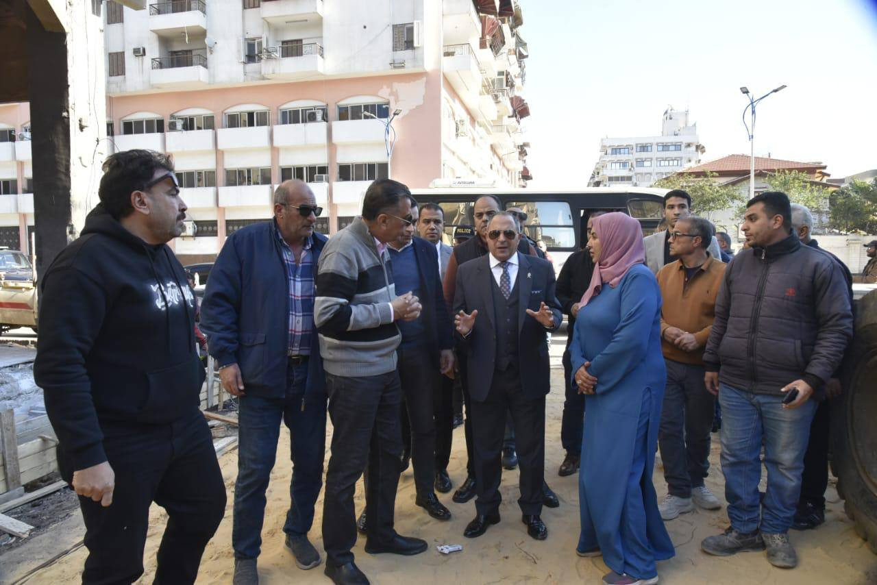محافظ بورسعيد يتابع بدء أعمال تطوير شارعي الحميدي والتجاري