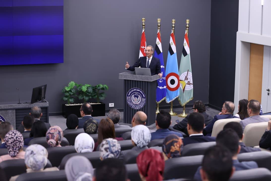 وزير الاتصالات وتكنولوجيا المعلومات يلتقي بملحقي الدفاع المرشحين للعمل بالسفارات المصرية بالخارج