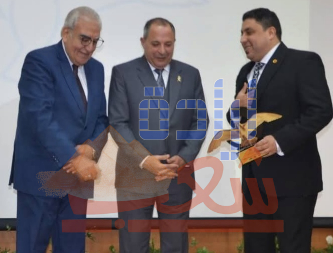 محافظ بورسعيد يكرم الصحفي أحمد سمير صلى – رئيس التحرير ويمنحه درع المحافظة لبورسعيد أرض المواهب.