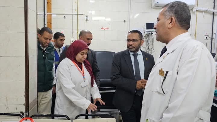 مساعد وزير الصحة يتفقد أقسام العناية والقسطرة بمستشفى أسيوط العام “الشاملة” ويراجع ملفات المرضى