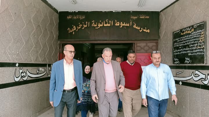وكيل وزارة التعليم بأسيوط يتفقد مدارس الميكانيكية والزخرفة والزراعية لمتابعة الوحدات الإنتاجية وتدوير الرواكد