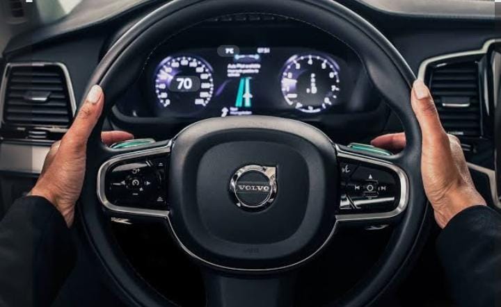 مدرسة تستعين بشخص لإلقاء مادة كاوية على سيارة المديرة بالتجمع.. والجهات الأمنية تتحرك