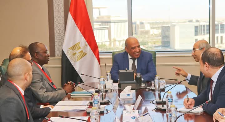 وزير الكهرباء يبحث مع وفد مؤسسة التمويل الدولية “IFC” سبل الدعم والتعاون في جميع مجالات الكهرباء والطاقات المتجددة