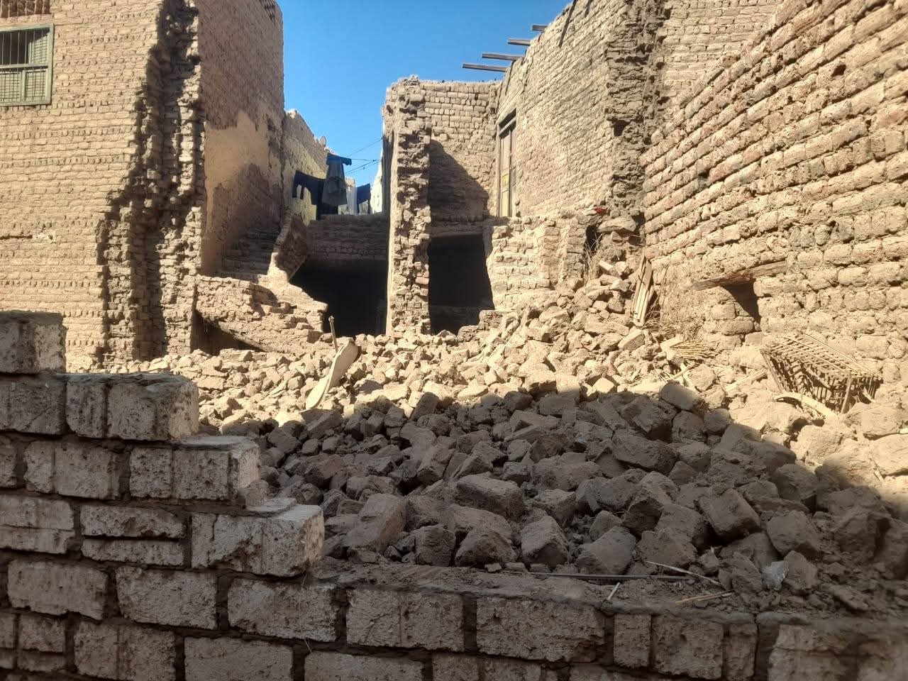 دون خسائر في الأرواح …انهيار منزل آيل للسقوط من الطوب اللبن بقنا.