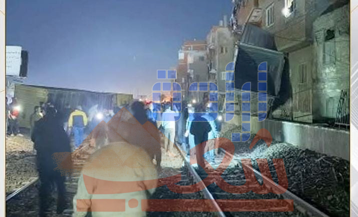 تحطم سور السكة الحديد وتضرر منازل بالقليوبية إثر سقوط “حاويات” قطار بضائع