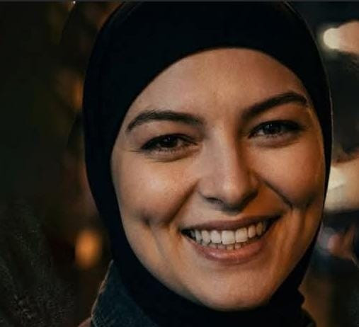 مبتسمة بالحجاب.. آخر صورة نشرتها نيفين مندور قبل ساعات من وفاتها